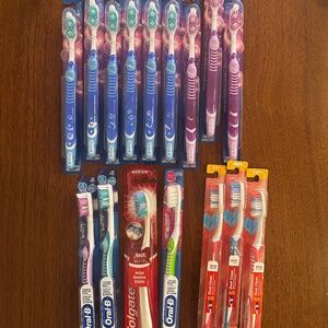 Lot of 14 Toothbrushes
